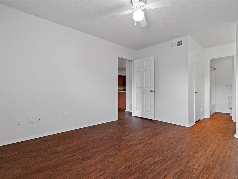 Langtry Apartments — Photo 14