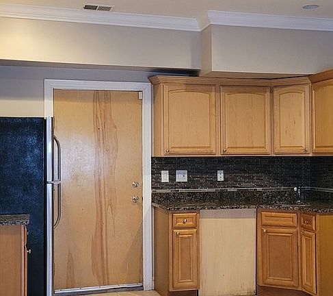 2nd image of 917 E 78th St APT G1w