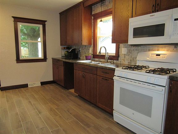 5th image of 106 7th Ave NE