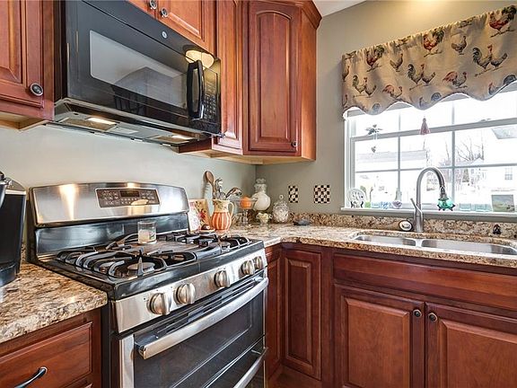 3rd image of 24 Chaucer Cir