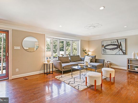 3rd image of 919 Juniper Pl