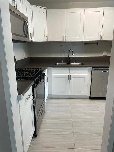 Building Photo - 3506 S Bentley Ave #107