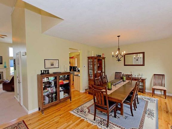 4th image of 14 Hilltop Dr