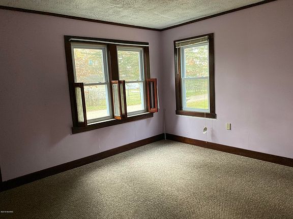 4th image of 7053 S Geneva Ave