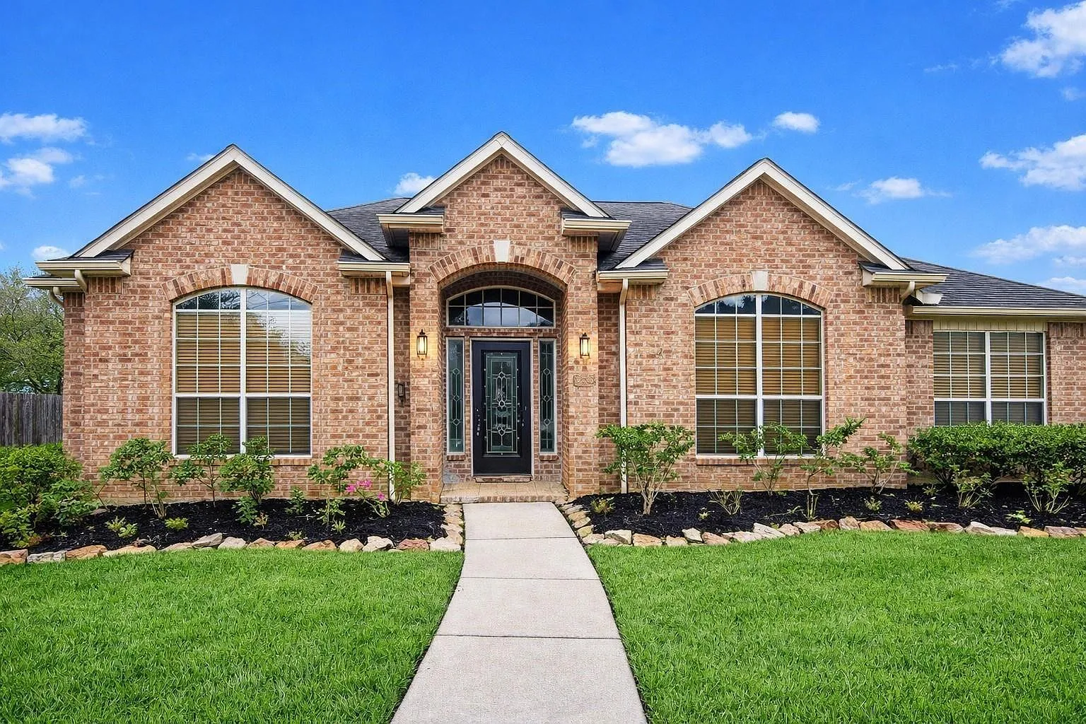 4 bed, 3.0 bath, 2709 sqft, $2,600 — Photo 1