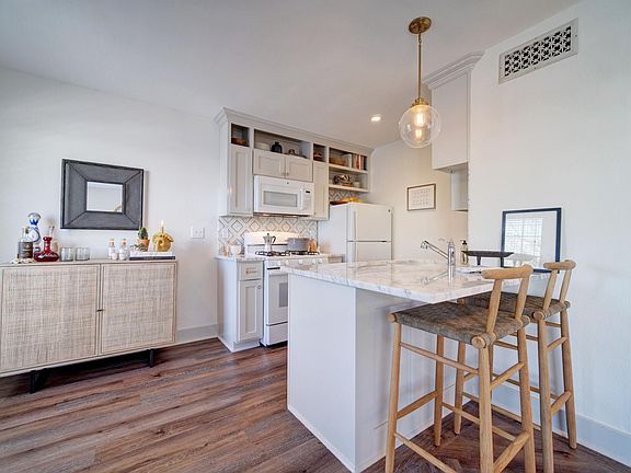 5th image of 1605 W 39th 1/2 St APT 105