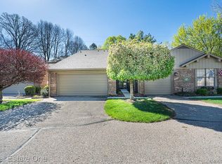 1934 Burning Bush Ct, Rochester, MI 48309