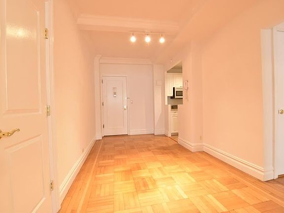 4th image of 23 W 70th St #602