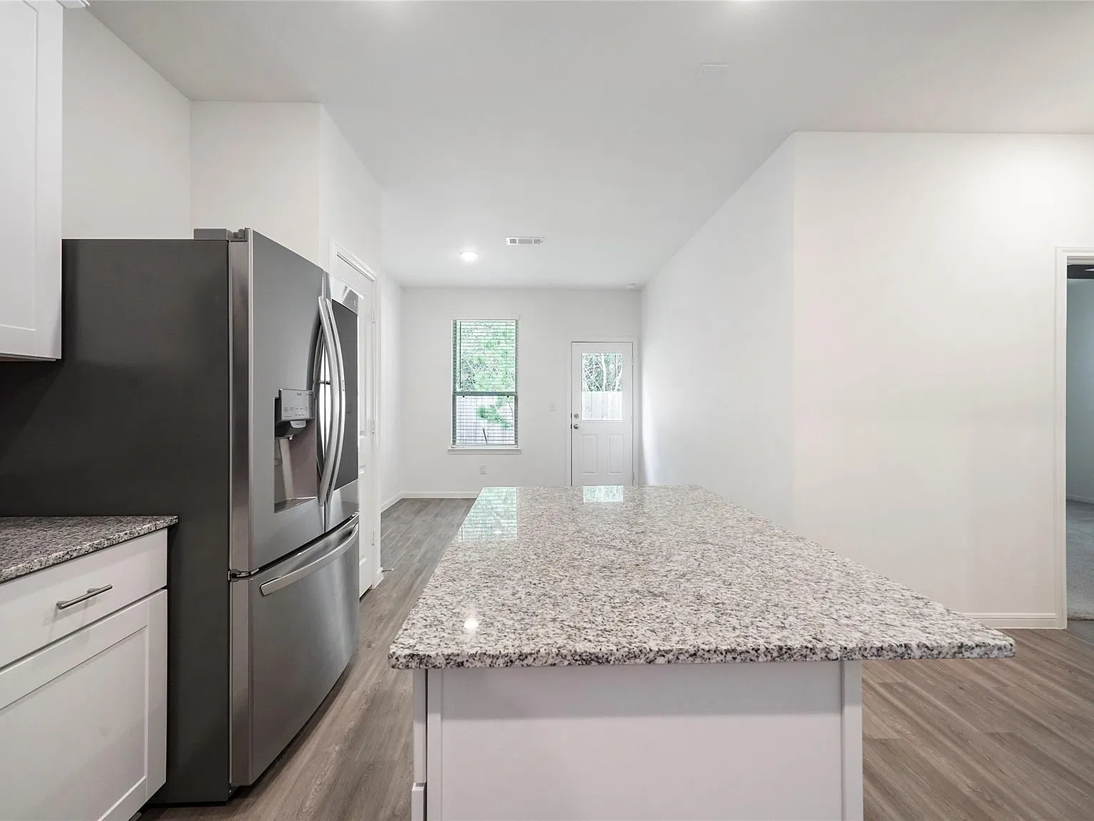 3 bed, 2.0 bath, 1560 sqft, $1,795 — Photo 4