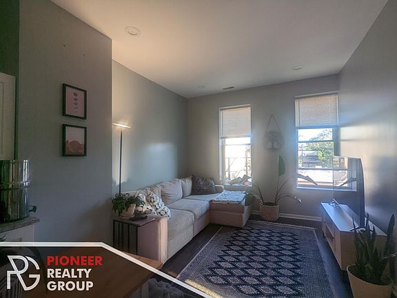 3rd image of 1654 W Cortland St #6