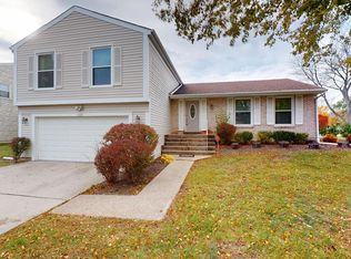 1327 Larchmont Dr, Buffalo Grove, IL 60089