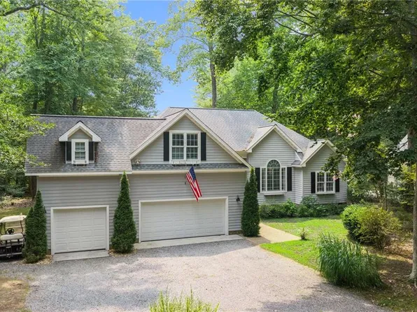 974 Wilton Coves Dr, Hartfield, VA 23071
