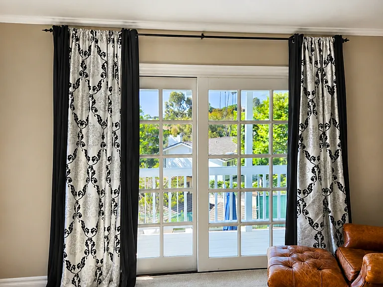 Vista Room_Image 7
Features a King bed, signature black bench, flat-screen TV, and its own private bathroom. Sliding glass doors lead to a balcony with sweeping city and ocean views.