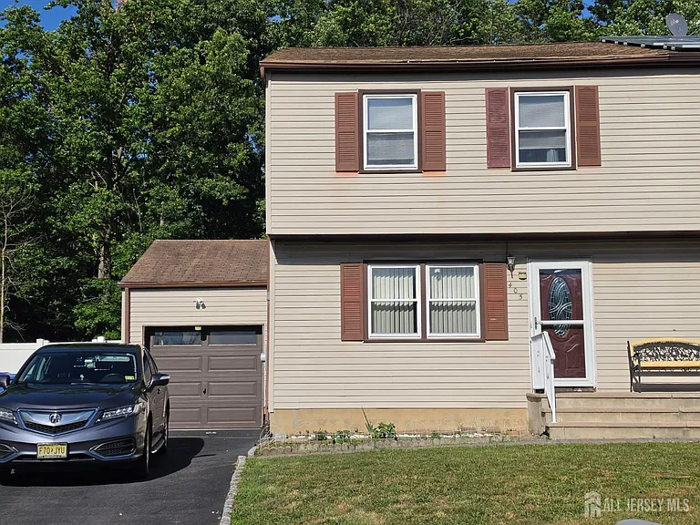 405 Frederick Ave — Photo 2