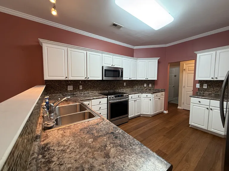 134 Canterbury Dr — Photo 8