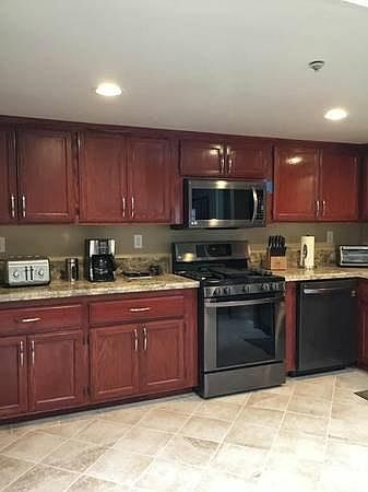 2nd image of 887 Linden Ave APT 2