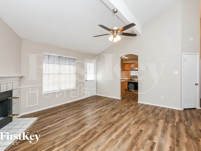 609 Hollyberry Dr — Photo 2