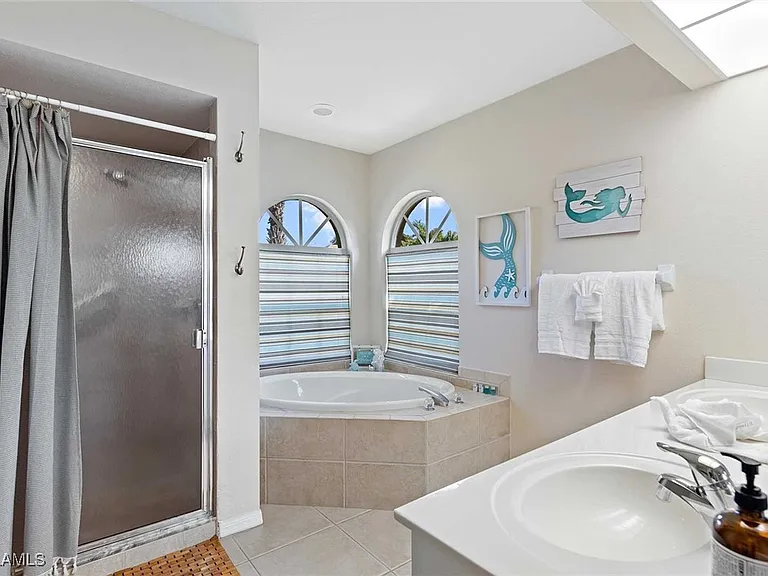 4810 SW 25th Pl — Photo 14