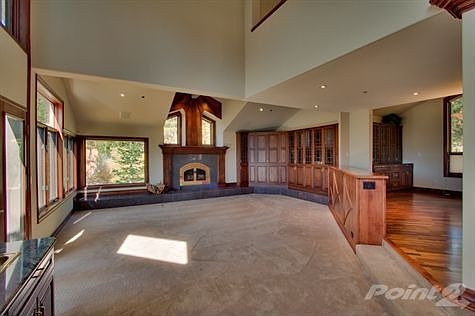 771 Burgundy Rd living