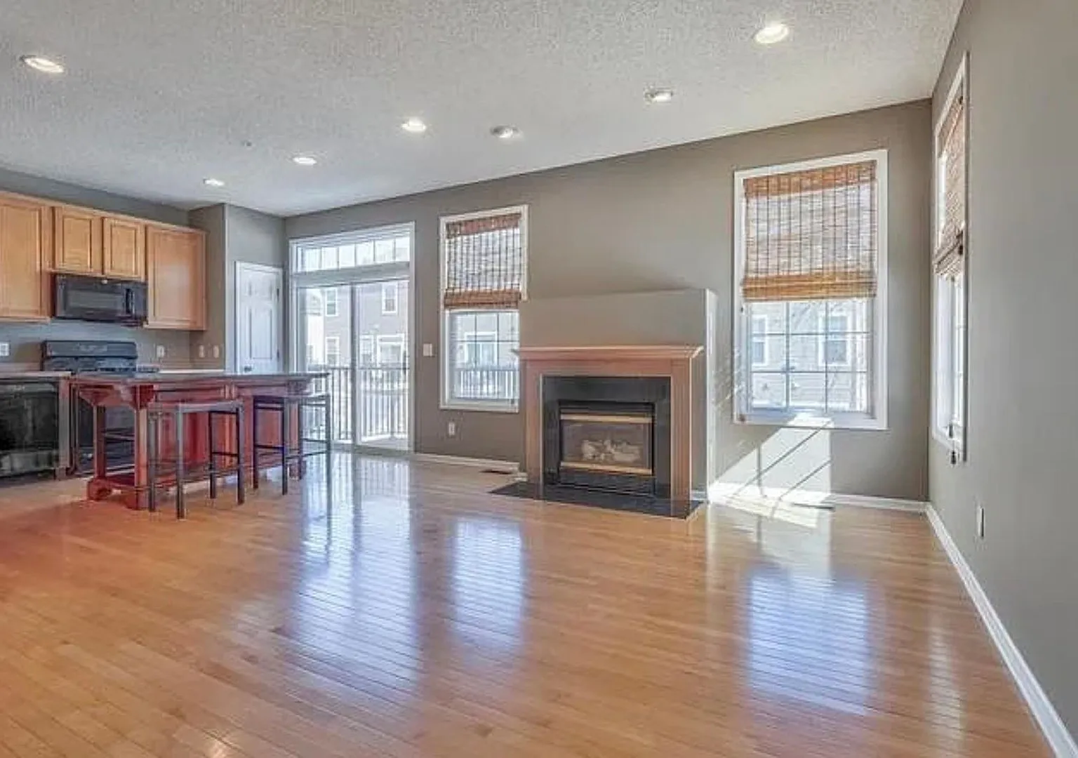 Wonderful 4bed 3.5bath Townhome in Eden Prairie! — Photo 4
