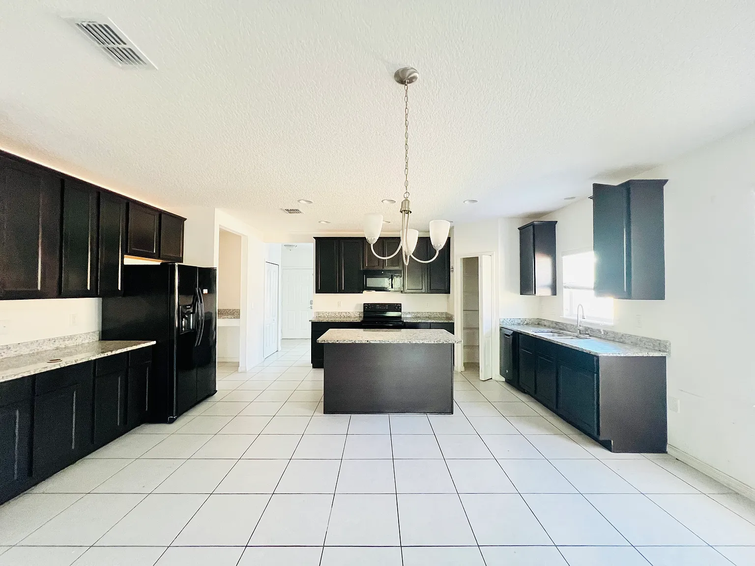 4 bed, 2014 sqft, $1,995 — Photo 3