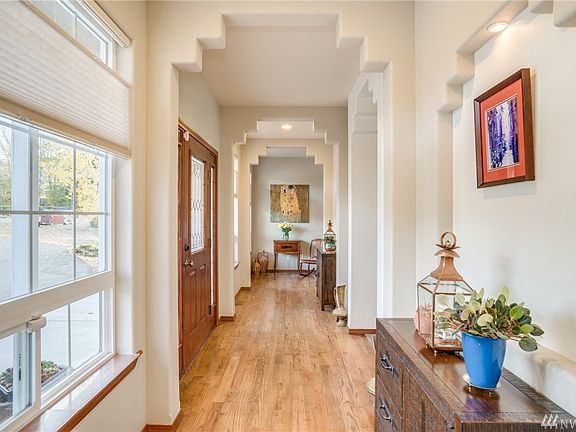 Nice bright and welcoming entry