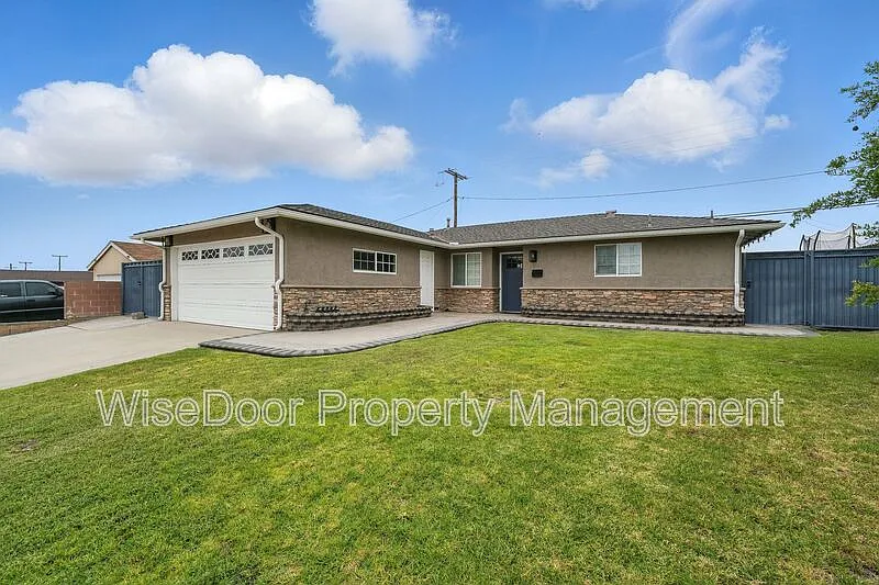 3 bed, 2.0 bath, 1424 sqft, $3,995 — Photo 3