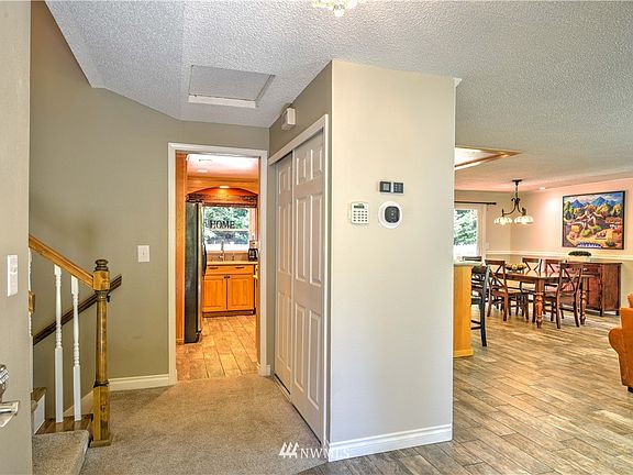 Entry onto the main floor of this well appointed tri-level home.