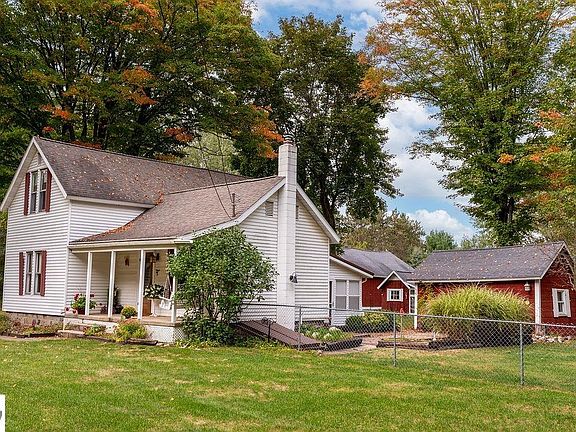 4th image of 1227 E Washington Rd