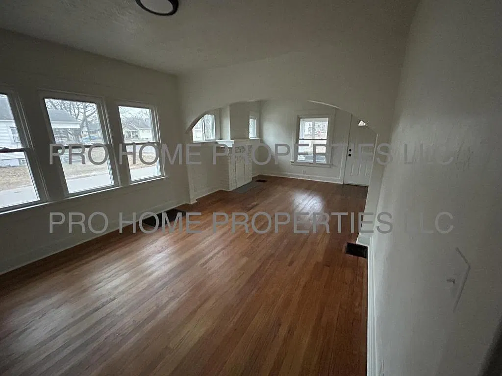 400 Walton Ave — Photo 3