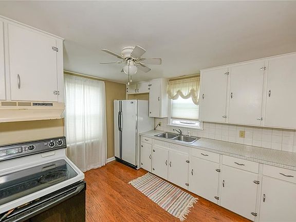 5th image of 132 1st St