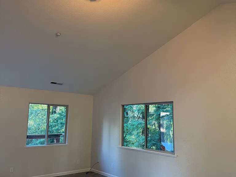 140 Holiday Ln — Photo 5