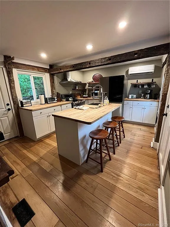 3 bed, 2.0 bath, 1411 sqft, $3,200 — Photo 3