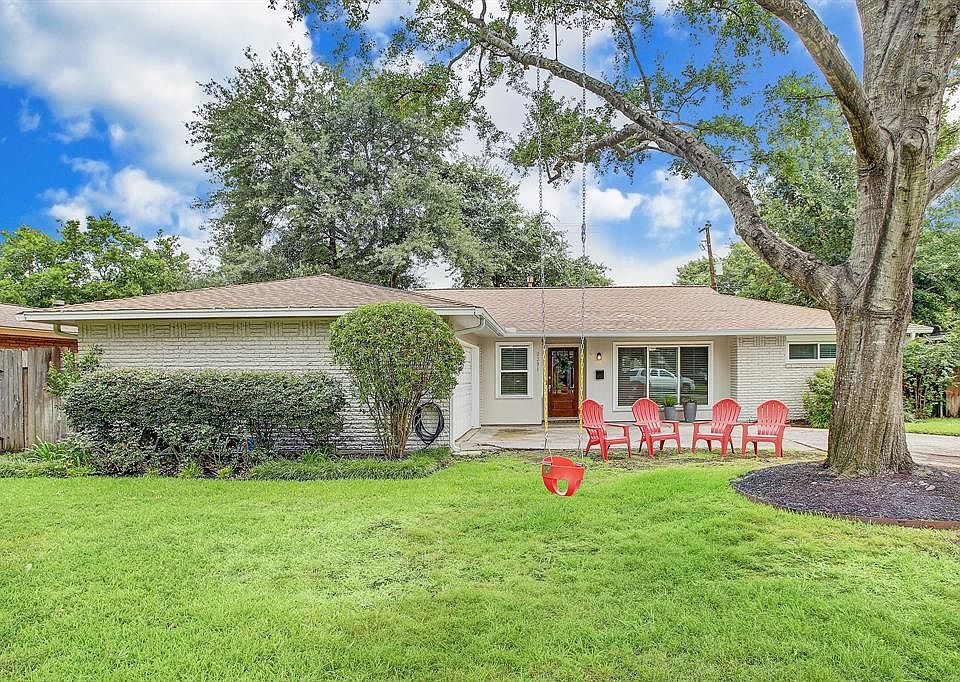 Welcome to 2231 Willowby Drive! Located in the highly desirable Timbergrove/Lazybrook neighborhood!