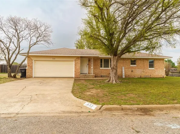 832 Mimosa Dr, Watonga, OK 73772