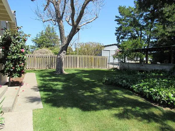 22844 Broadway — Photo 2
