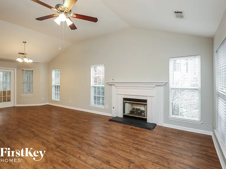 900 Charleston Ct — Photo 3