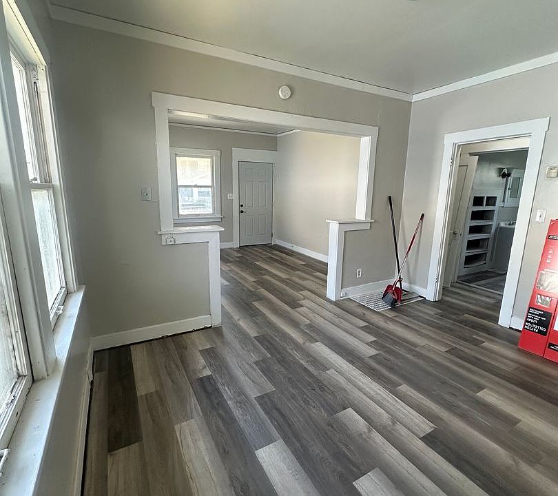 1st image of 214 W Republic Ave