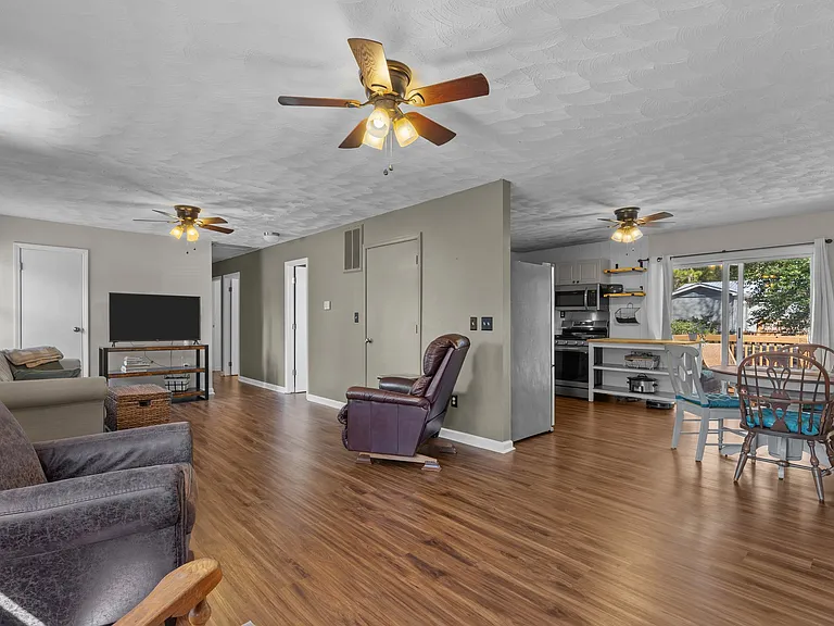 620 E New England Ave — Photo 6