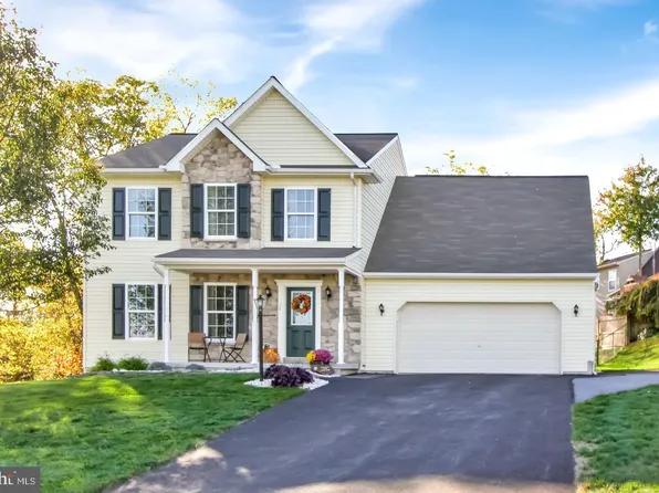 17 Westminster Ct, Mount Wolf, PA 17347