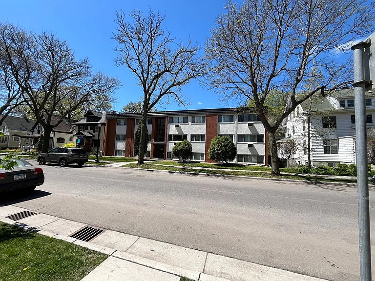 2832 Humboldt Ave S — Photo 10