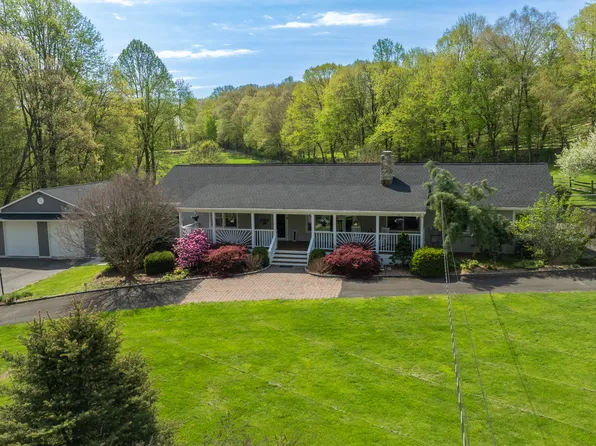 41 Castle Meadow Road, Newtown, CT 06470