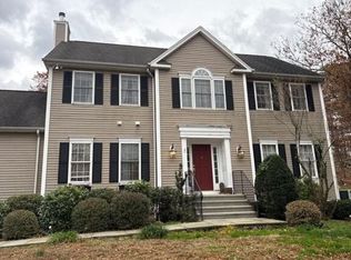 4 Abbey Ln, Newtown, CT 06470