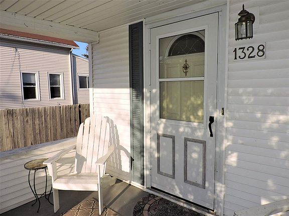 Relaxing front porch!