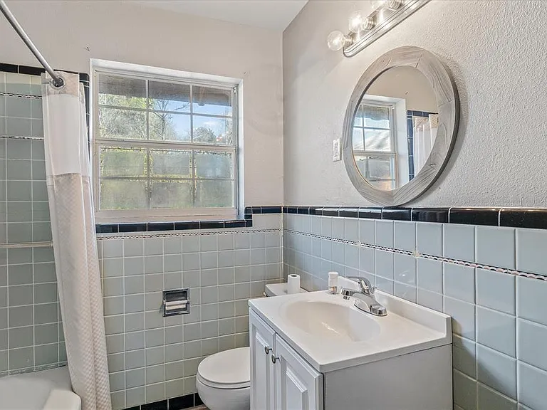 175 E Elm St — Photo 16
