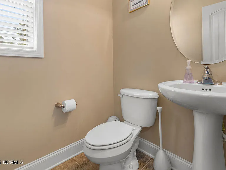 209 Admiral Ct — Photo 9
