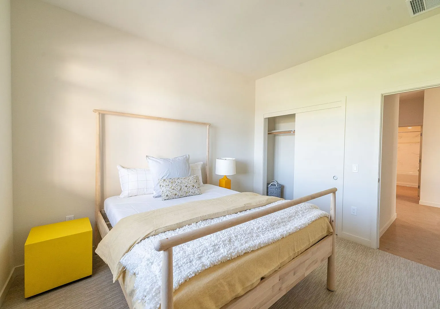 240 W Macarthur Blvd — Photo 2