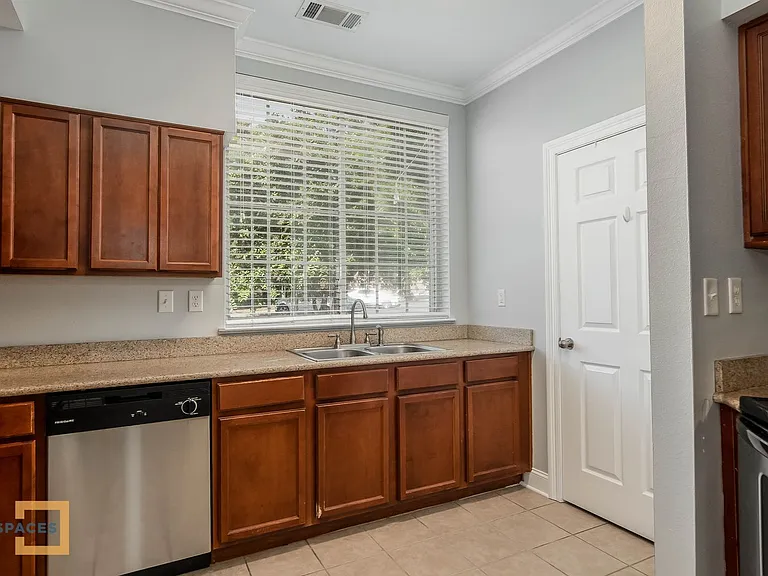 3218 Veterans Memorial Pkwy — Photo 3