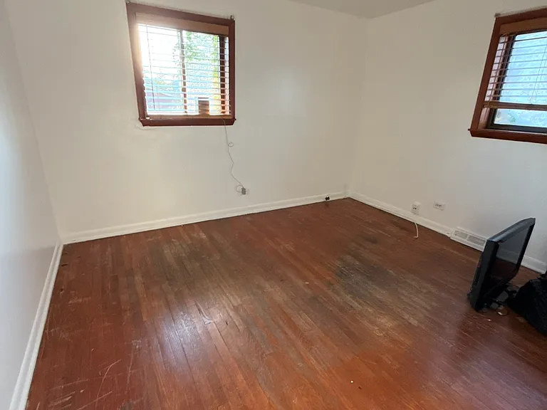 9318 S Lowe Ave — Photo 8