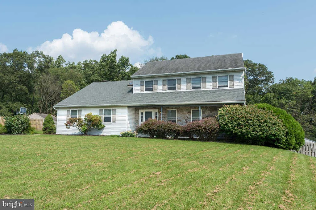 11 Hallmark Dr photo 1